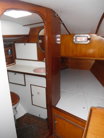 Salle d'eau et couchette double avant